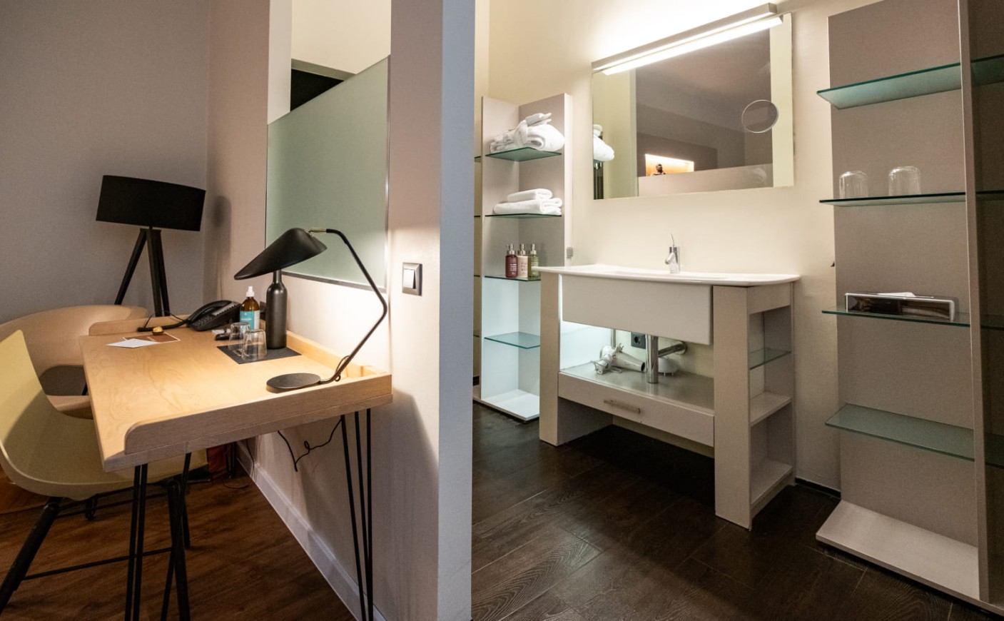 Wohlf&uuml;hlen im Doppelzimmer Komfort mit Schreibtisch und offenem Badezimmerbereich